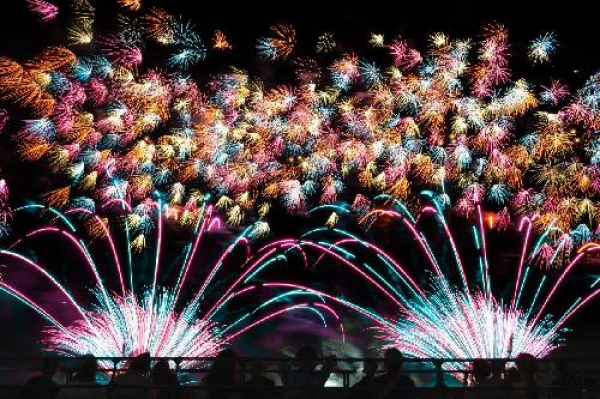 クリスマスに音楽と花火の共演